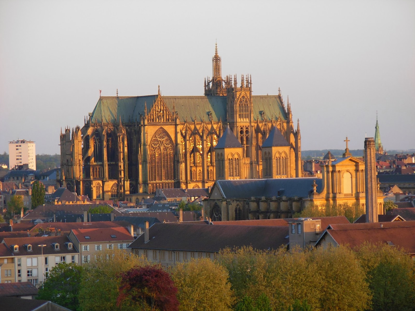 Façade nord de la Cathédrale de Metz au soleil couchant